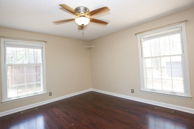 Building Photo - Retro Ranch only minutes from downtown Sou...