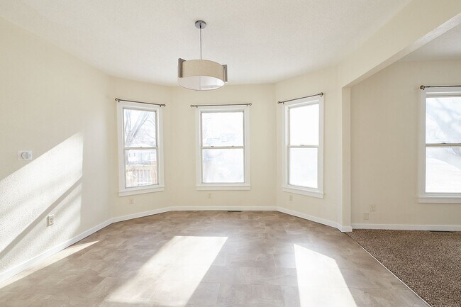 Building Photo - Lincoln