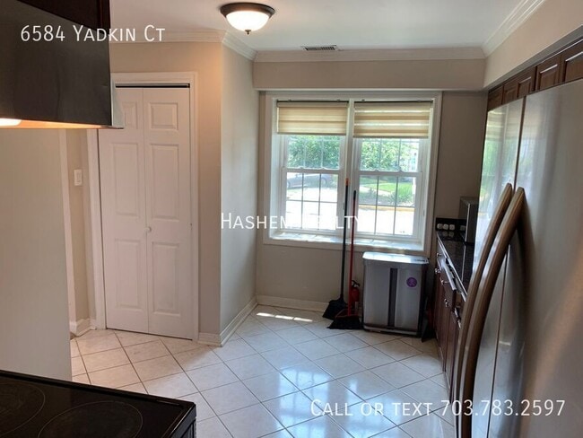 Building Photo - 6584 Yadkin Ct