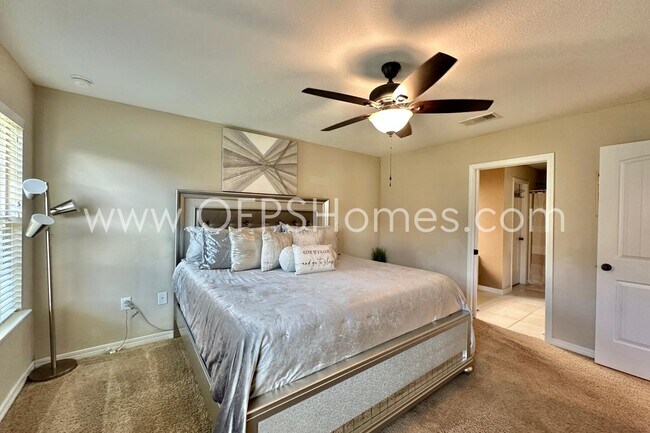 Building Photo - 454 Eisenhower Dr