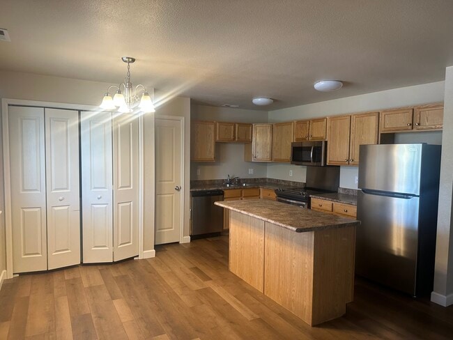 Building Photo - 928 Village Cir