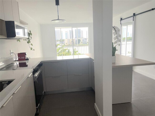 Building Photo - 2861 Leonard Dr