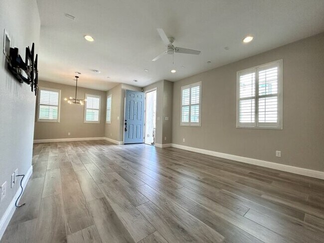 Building Photo - Beautiful Modern 3 Bedroom With Solar! - Apply Today!