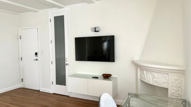 Building Photo - Beachgardens Condo - Unit 8