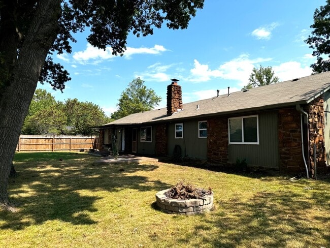 Building Photo - 601 Rosewood Ct
