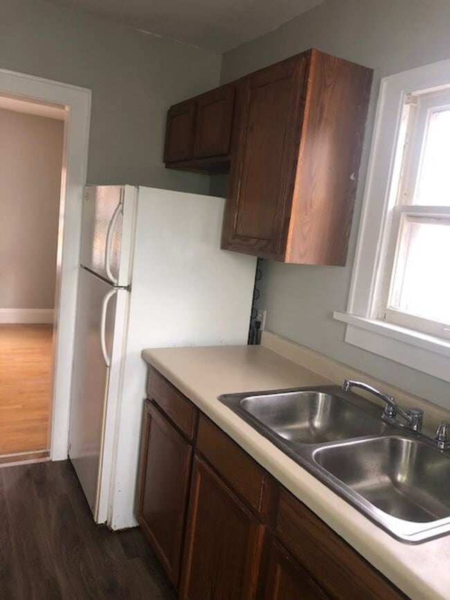 Building Photo - $1,350| 3bd 2Ba|1621 Badger | Available 11...