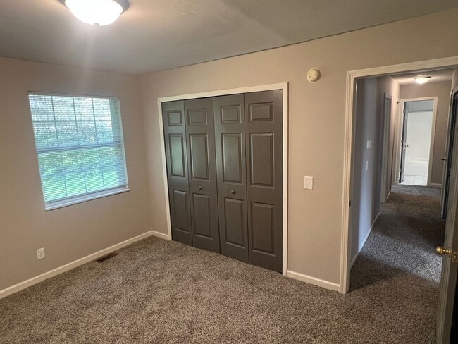 Building Photo - Updated 3 bed 1 bath home - Available Now