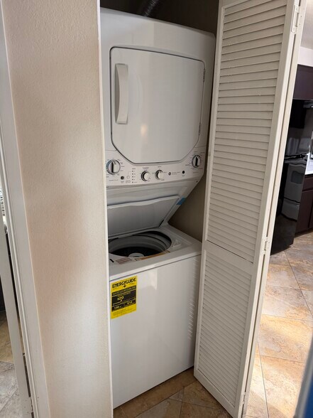 Building Photo - 8889 Caminito Plaza Centro