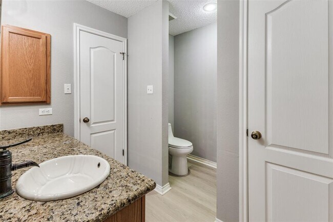 Building Photo - 2200 Milan Dr