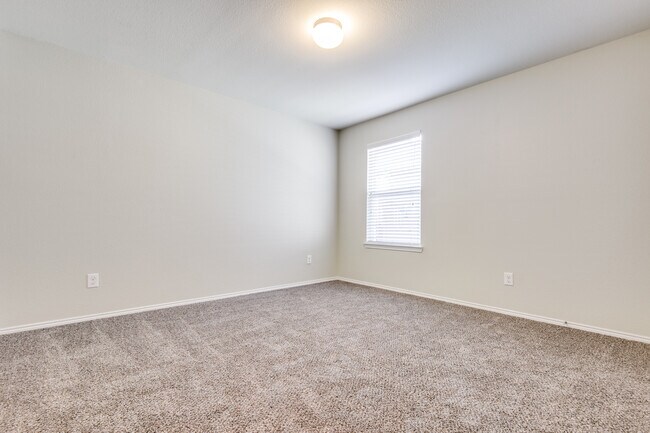 Building Photo - 1413 Lone Pine Dr