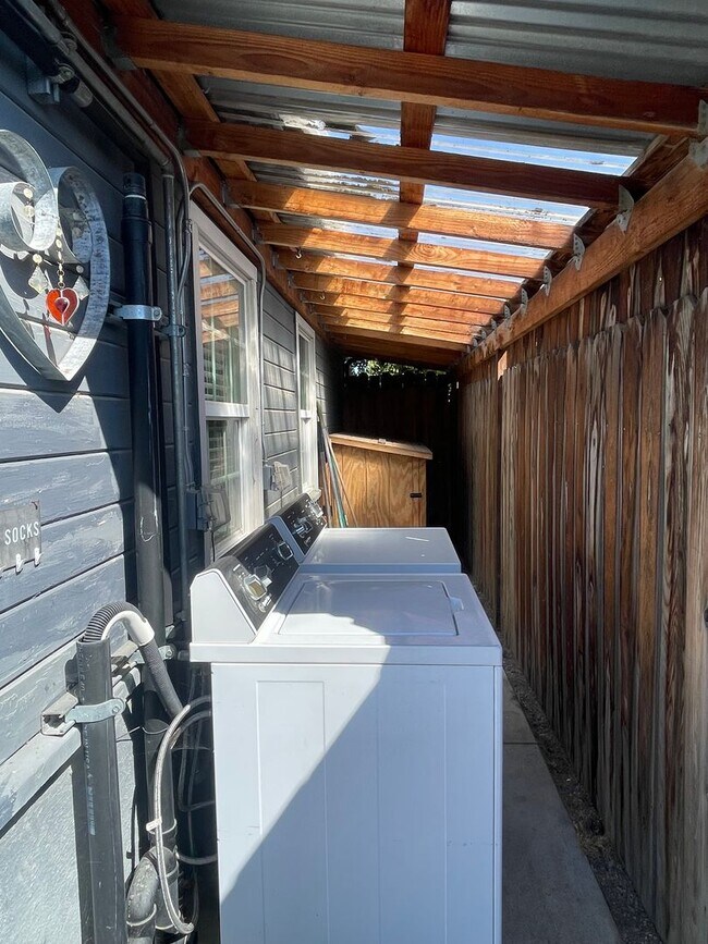 Building Photo - Cozy Home with Fully Equipped RV Space