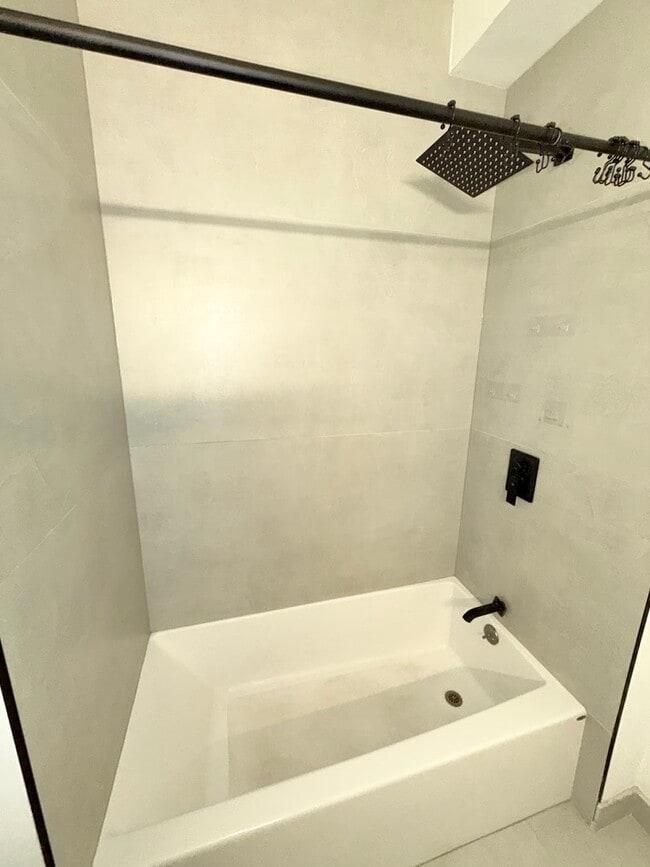 Building Photo - 1945 W Thomas St