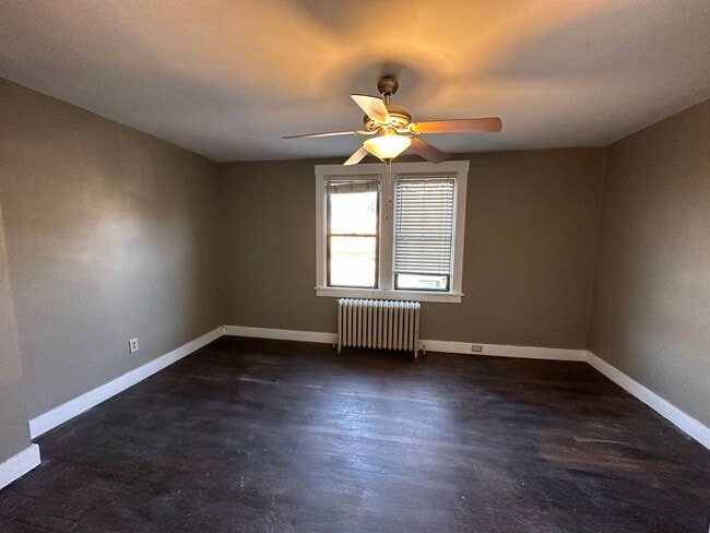 Building Photo - 2 Bed, 1 Bath Home in Greenfield - Convenient Location, Bonus Room - Available May 2026