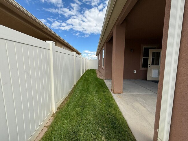 Building Photo - Beautiful 4 bedroom, 2 bath, 3 car garage ...