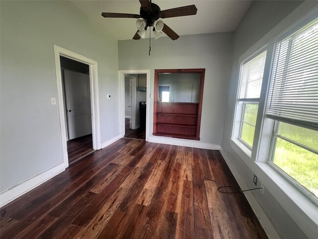 Building Photo - 709 Harrison Ln