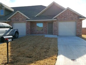 Building Photo - 2 Bed 1 Bath 1 Car Garage Townhome in Del ...