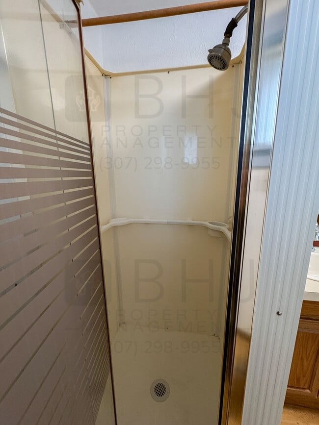 Building Photo - PET FRIENDLY 1 BEDROOM UNIT. INCLUDES UTILITIES AND STORAGE