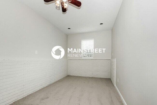 Building Photo - 4 Bedroom Pet-Friendly Home in Riverdale, ...