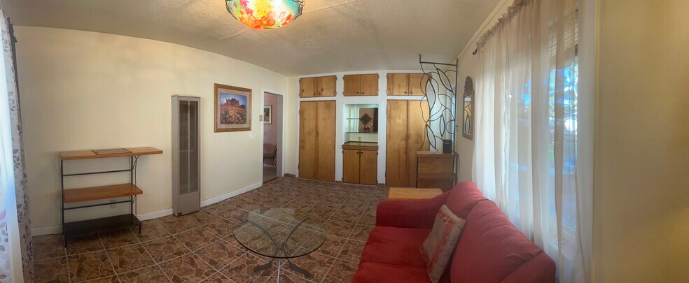 Building Photo - 706 E Fairview Ln