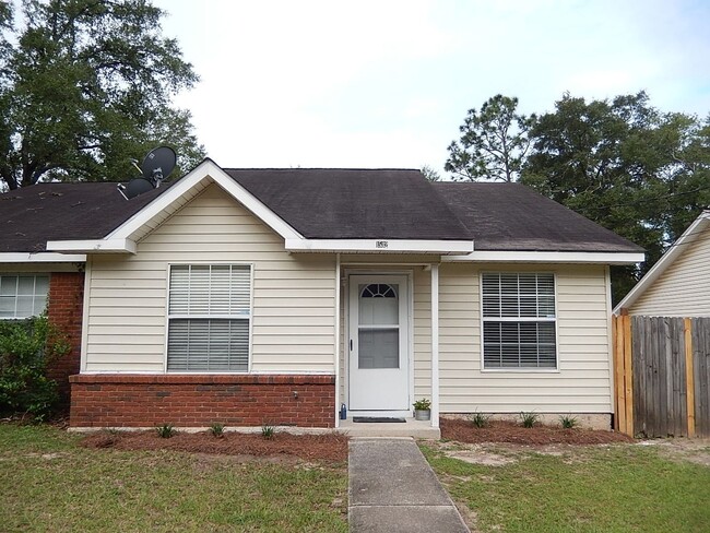 Building Photo - LOVELY & Spacious 3/2 Twn, New Plank Floor...