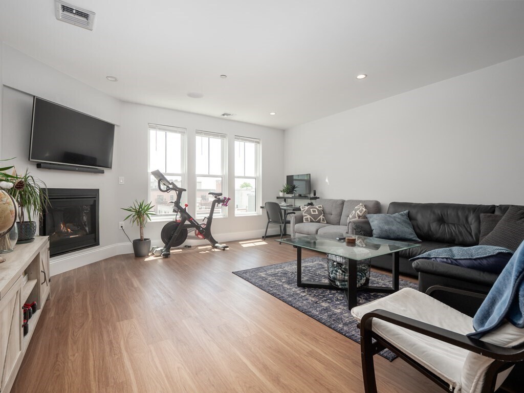 Building Photo - 45 L St