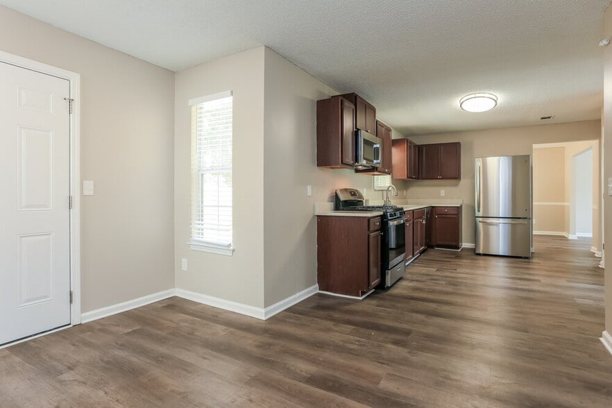 Building Photo - 2350 Sapphire Ct