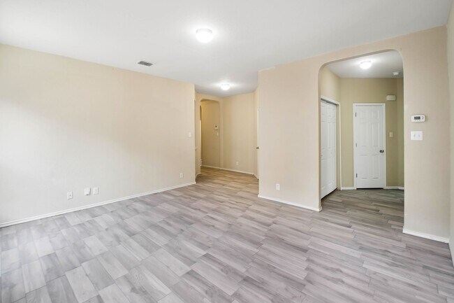 Building Photo - 3 Bedroom/2 Bath Alamo Ranch Subdivision