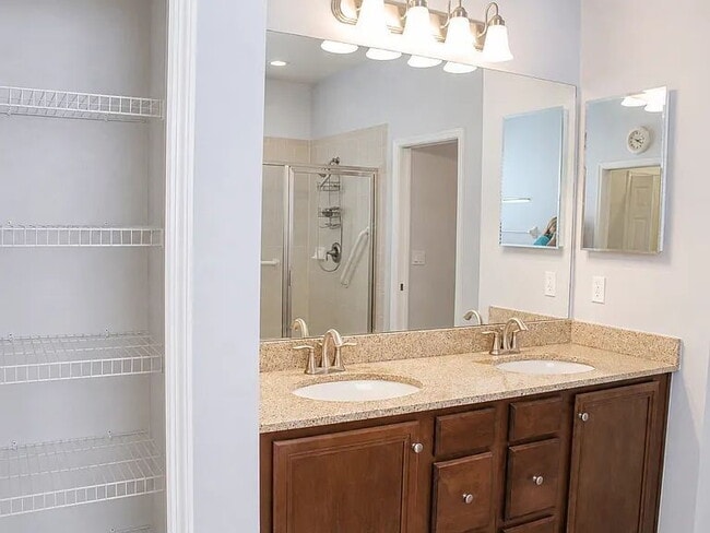 Building Photo - Welcome to this beautifully maintained home in the highly sought-after Creekwood neighborhood, wh...