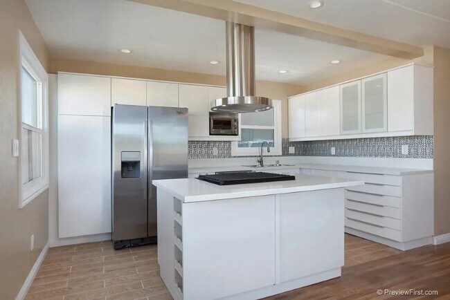 Building Photo - 3739 Ocean View Blvd