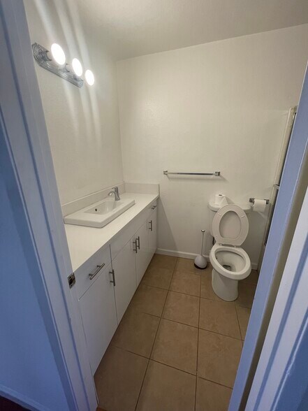 Full Bathroom - 308 E Valencia Ave