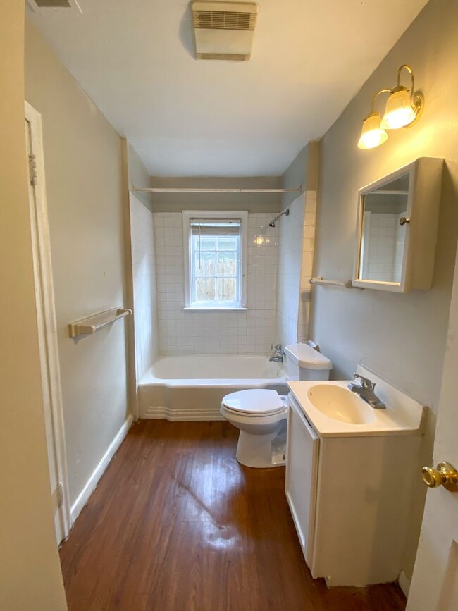 Building Photo - 1 bed, 1 bath near Avalon and Overton Park...