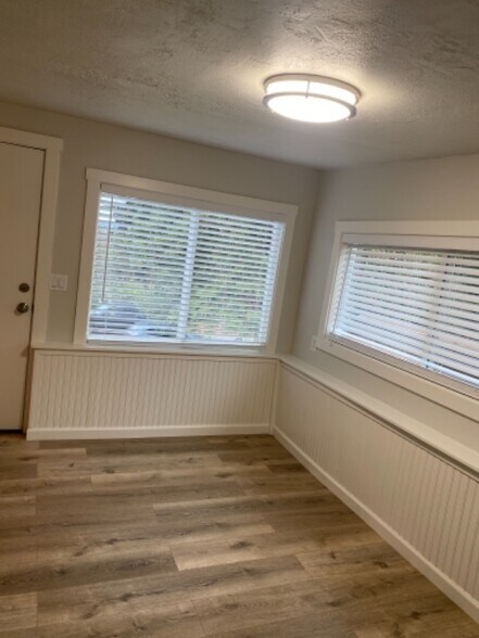 Building Photo - 21255 Willamette Dr