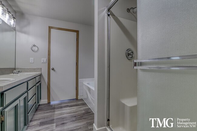 Building Photo - Spacious 4 Bedroom/2.5 Bath Hazell Dell Home!