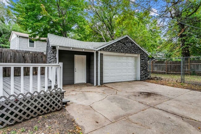 Building Photo - 3 Bedroom 2 bath home with garage in a prime location!