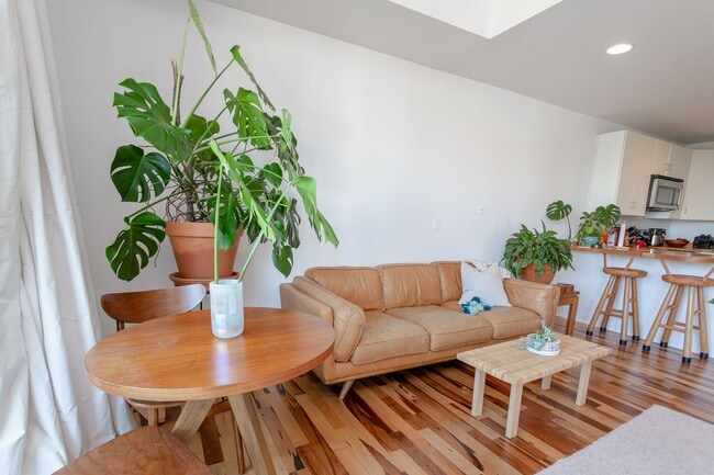 Building Photo - Cozy 1/BR 1/BA with Private Balcony & Mode...
