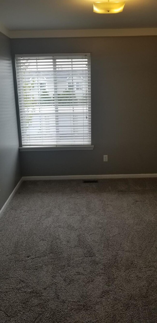 Building Photo - 2 Bedroom, 1.5 Bath Townhouse w/ Garage & Huge Master Bedroom. Full Sized Washer & Dryer In Unit.