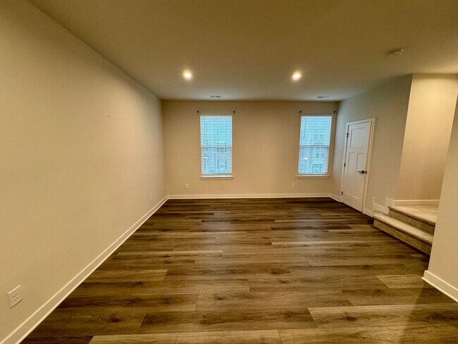 Building Photo - Modern Townhome in Stone Creek Townhomes