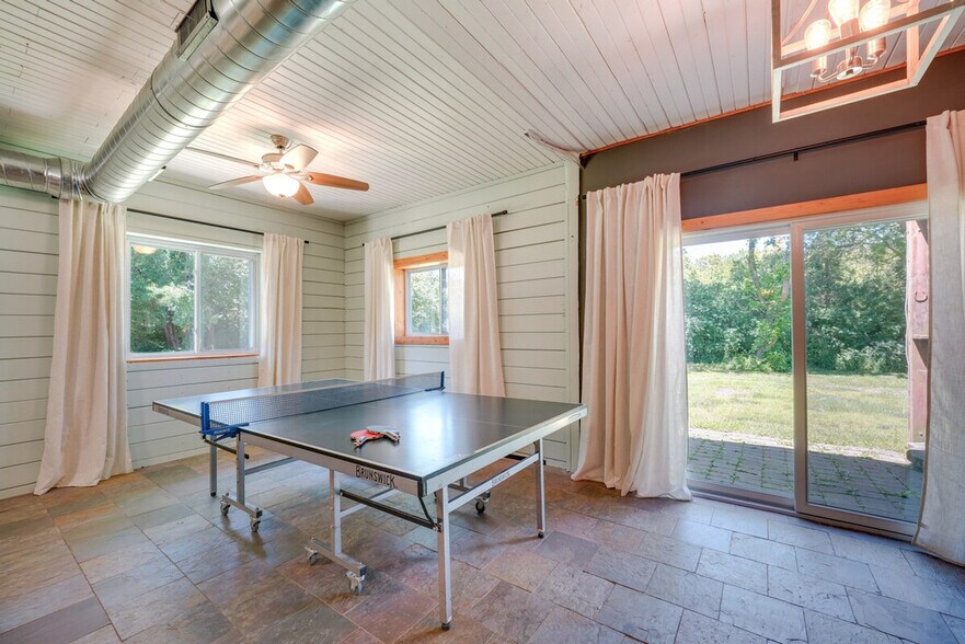 Building Photo - 27W172 Galusha Ave