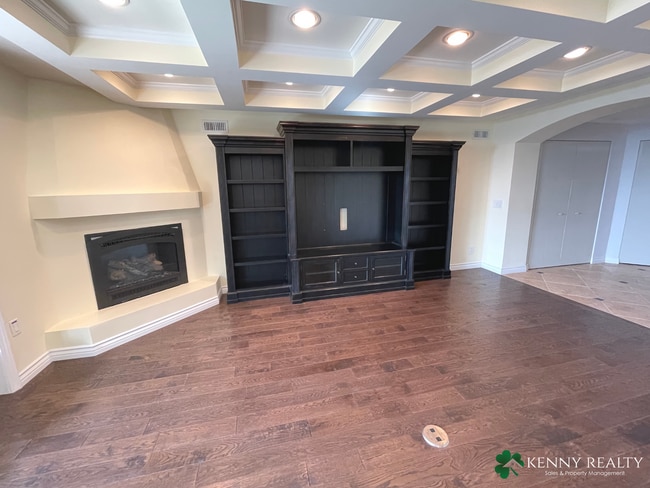 Building Photo - Large Five Bedroom, Three Bathroom with In...