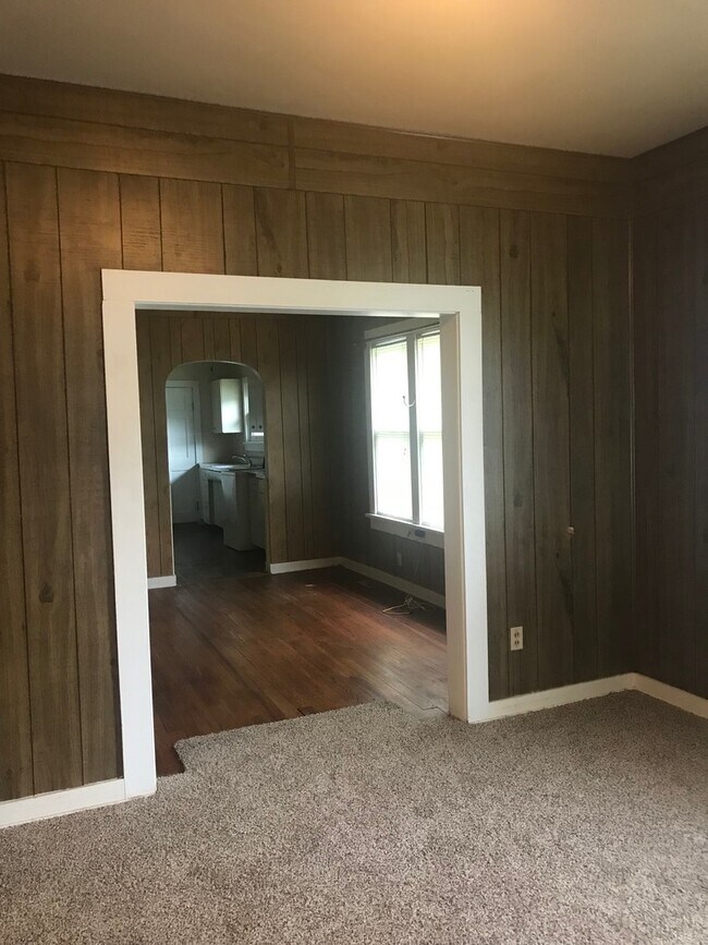 Building Photo - Very clean 2 bedroom/1 bath house in El Do...