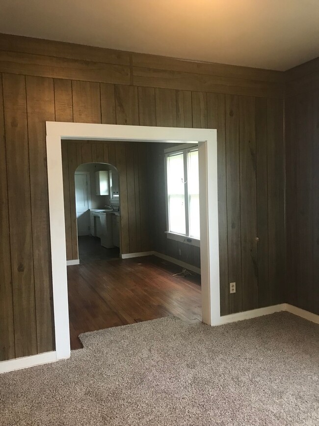 Building Photo - Very clean 3 bedroom/1 bath house in El Do...