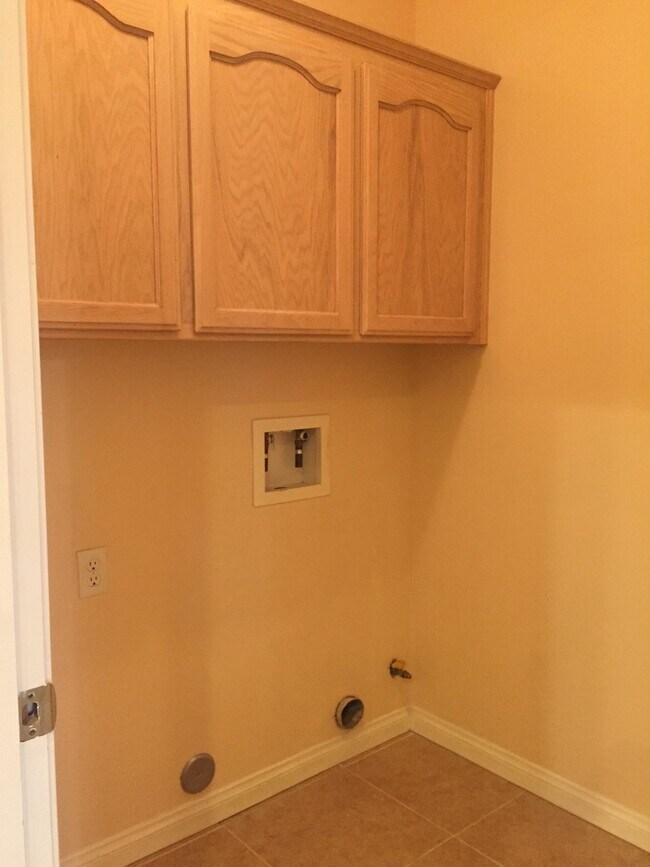 Building Photo - Wonderful 4+2 located North of Stockdale H...