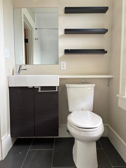 Upper level 2nd full bath - 211 W Boston St