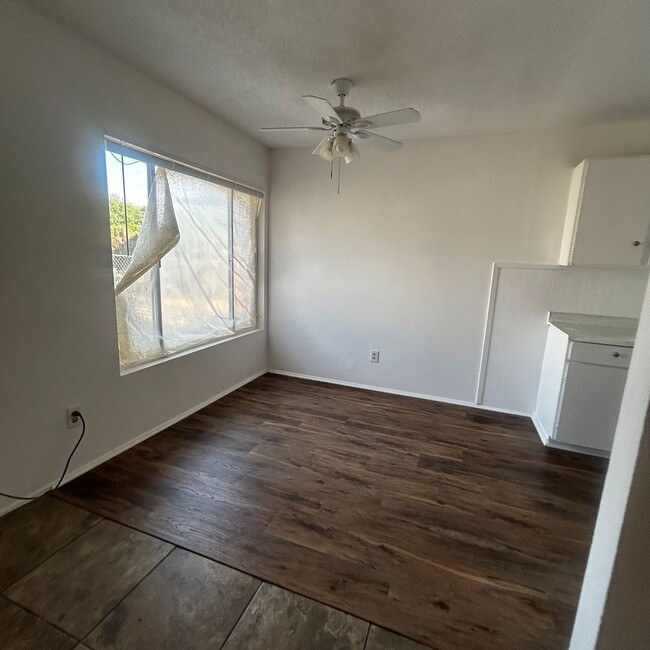 Building Photo - FOR RENT / DUPLEX $1800
