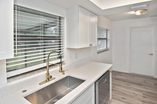 Building Photo - 1202 E 7th St