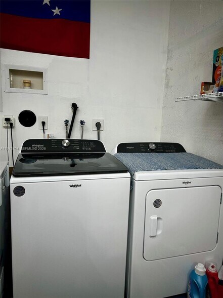 Building Photo - 1111 Sorrento Dr