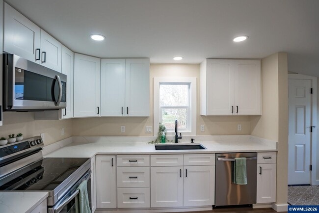 Building Photo - Fully Remodeled 2 Bedroom on a corner lot!