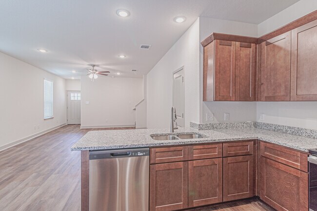 Building Photo - 7411 Gramercy Way