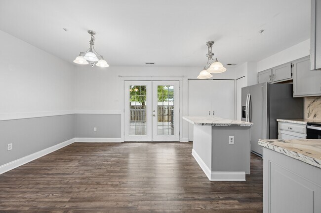 Building Photo - 411 Old Oak Pl