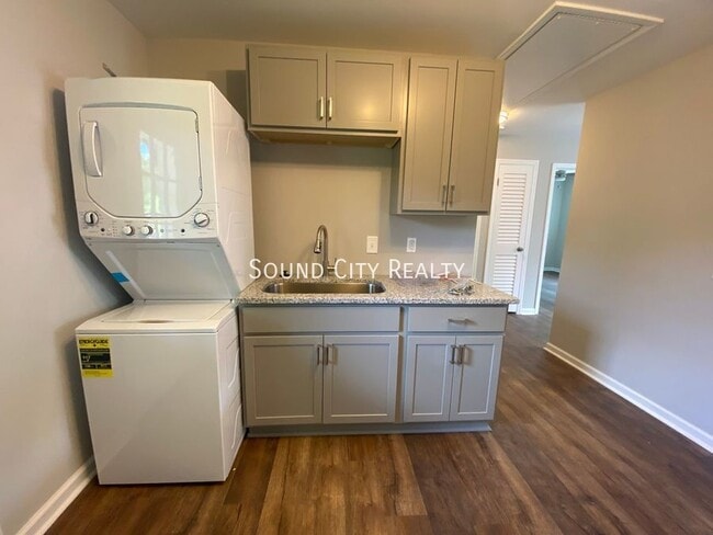 Building Photo - 1905 Hermosa St